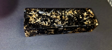 Carbon/gold coloured composite